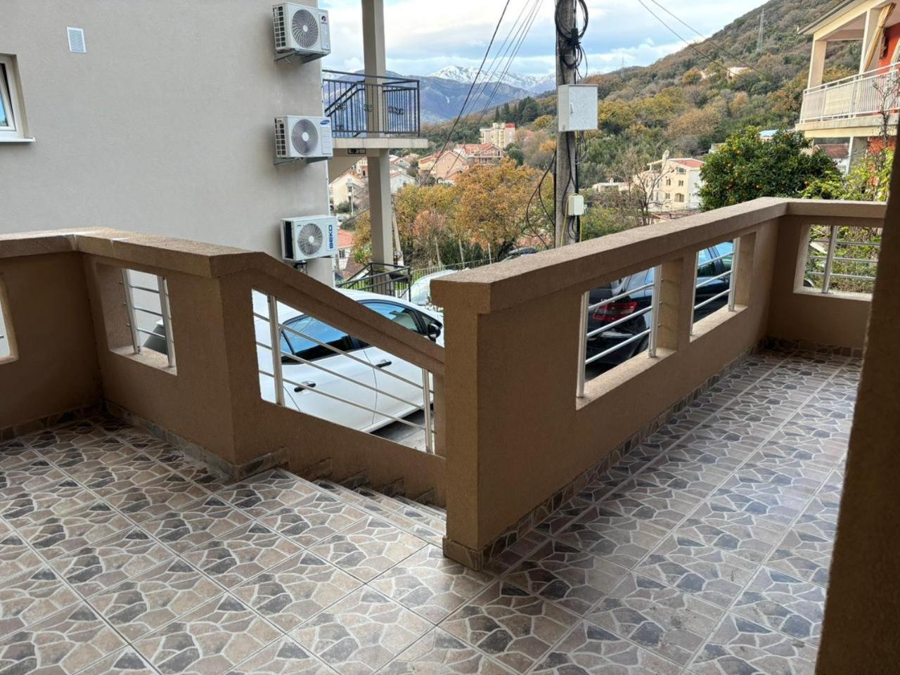 Hillside Vista Apartments Tivat Luaran gambar